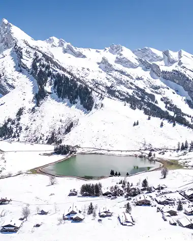 montagne enneigées et lac des confins à la clusaz