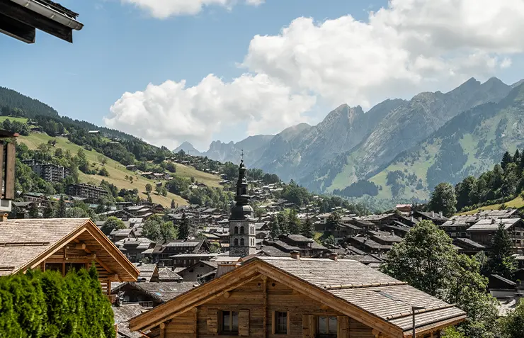 façade et vue de l'hôtel st-alban à la clusaz
