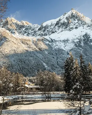 Vue sur le massif du Mont-Blanc enneigé, par une journée ensoleillée d'hiver, depuis le lac des Gaillands