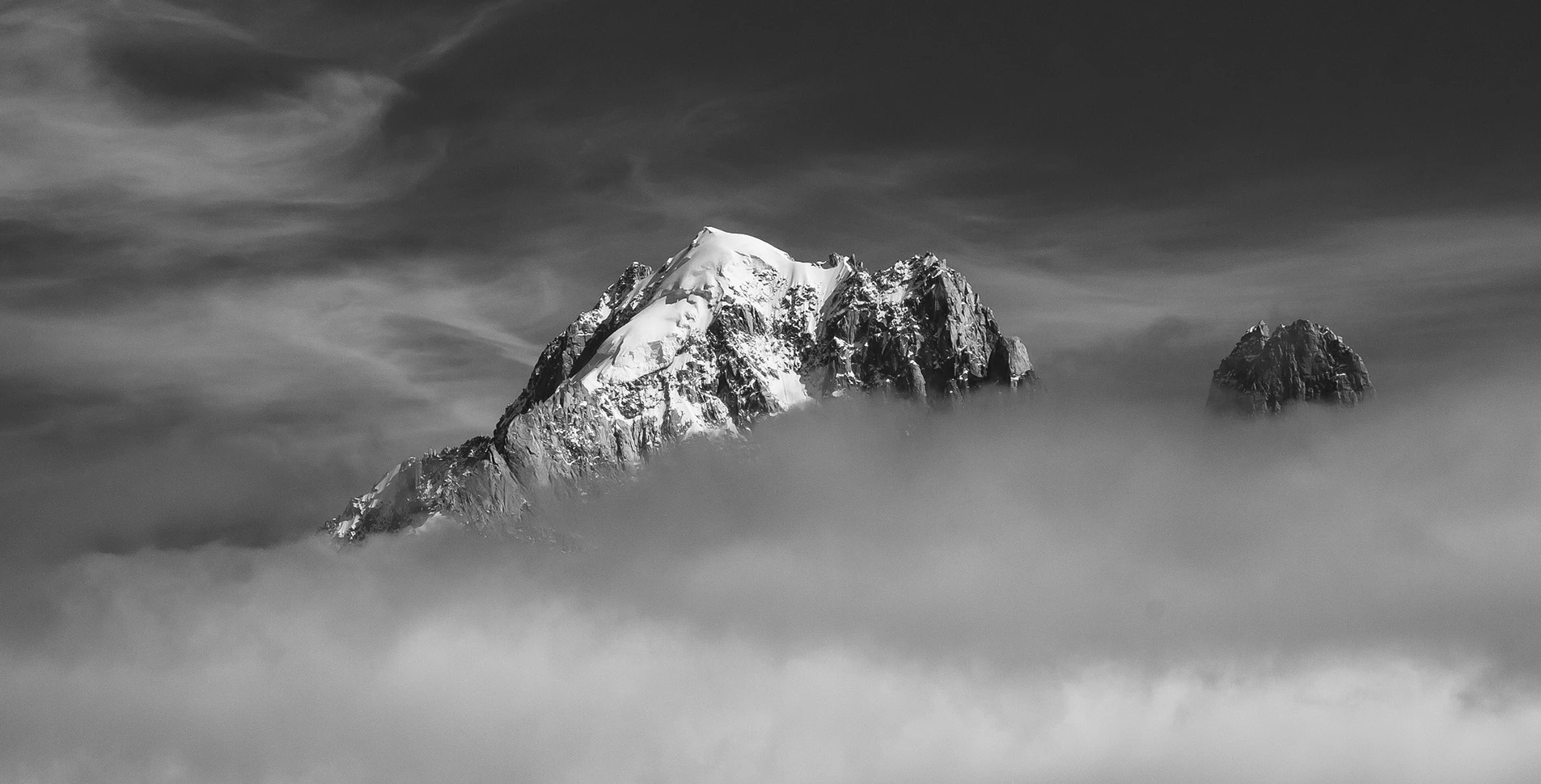 Bad weather mountain heliopic Chamonix Mont-Blanc 2