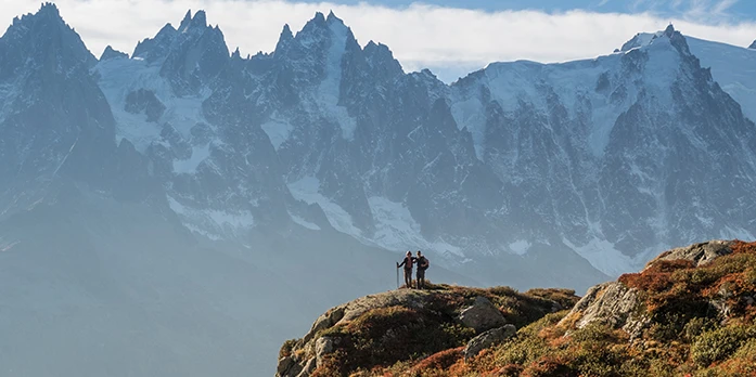 Montagne avec deux randonneurs à Chamonix