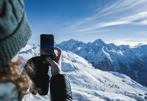 femme qui prend en photo la montagne à la plagne