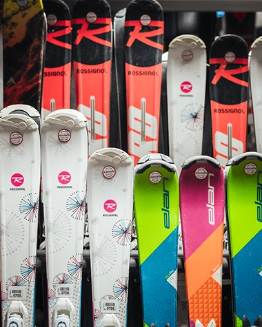 skis du skishop de l'hôtel araucaria à la plagne