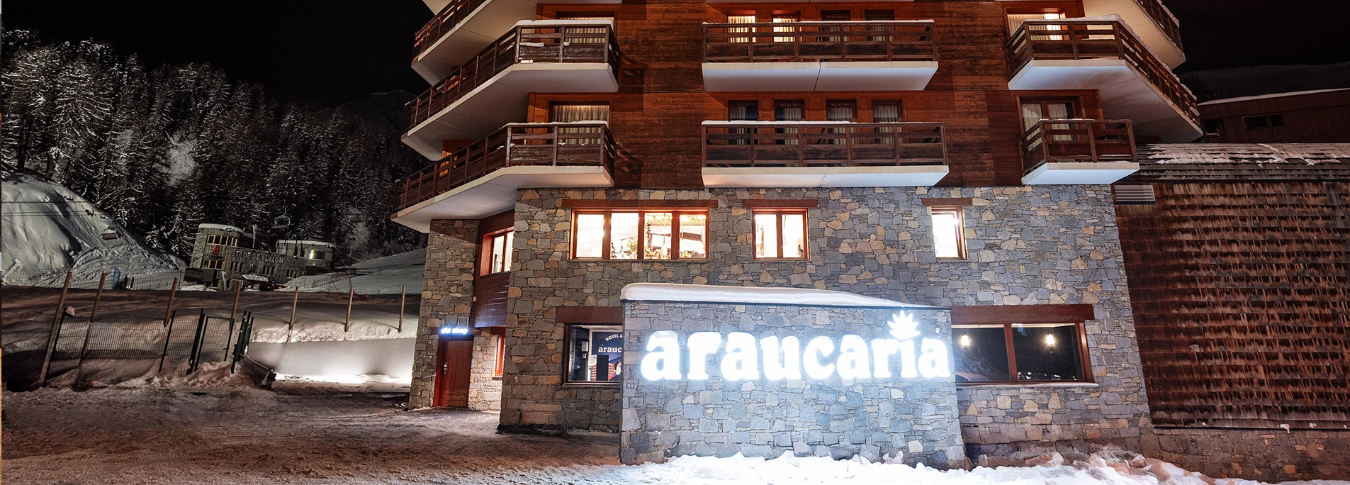 façade de l'hôtel araucaria à la plagne de nuit