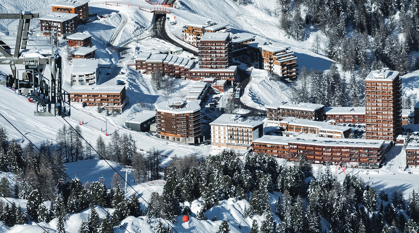 Plagne centre vue depuis les hauteurs Araucaria Hôtel & Spa