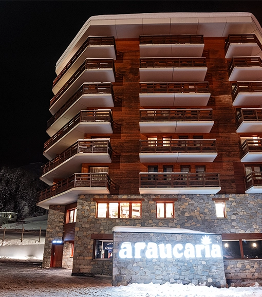 façade hôtel araucaria à la plagne de nuit
