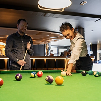 Personnes qui jouent au billard Araucaria Hôtel & Spa