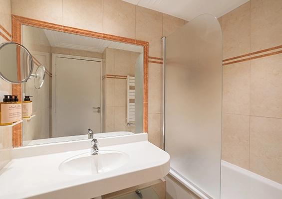 Bathroom with bath in the single room at Araucaria La Plagne