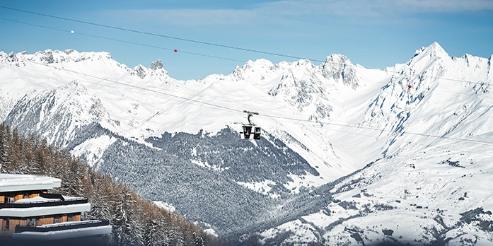 Montagne sous la neige à la plagne 