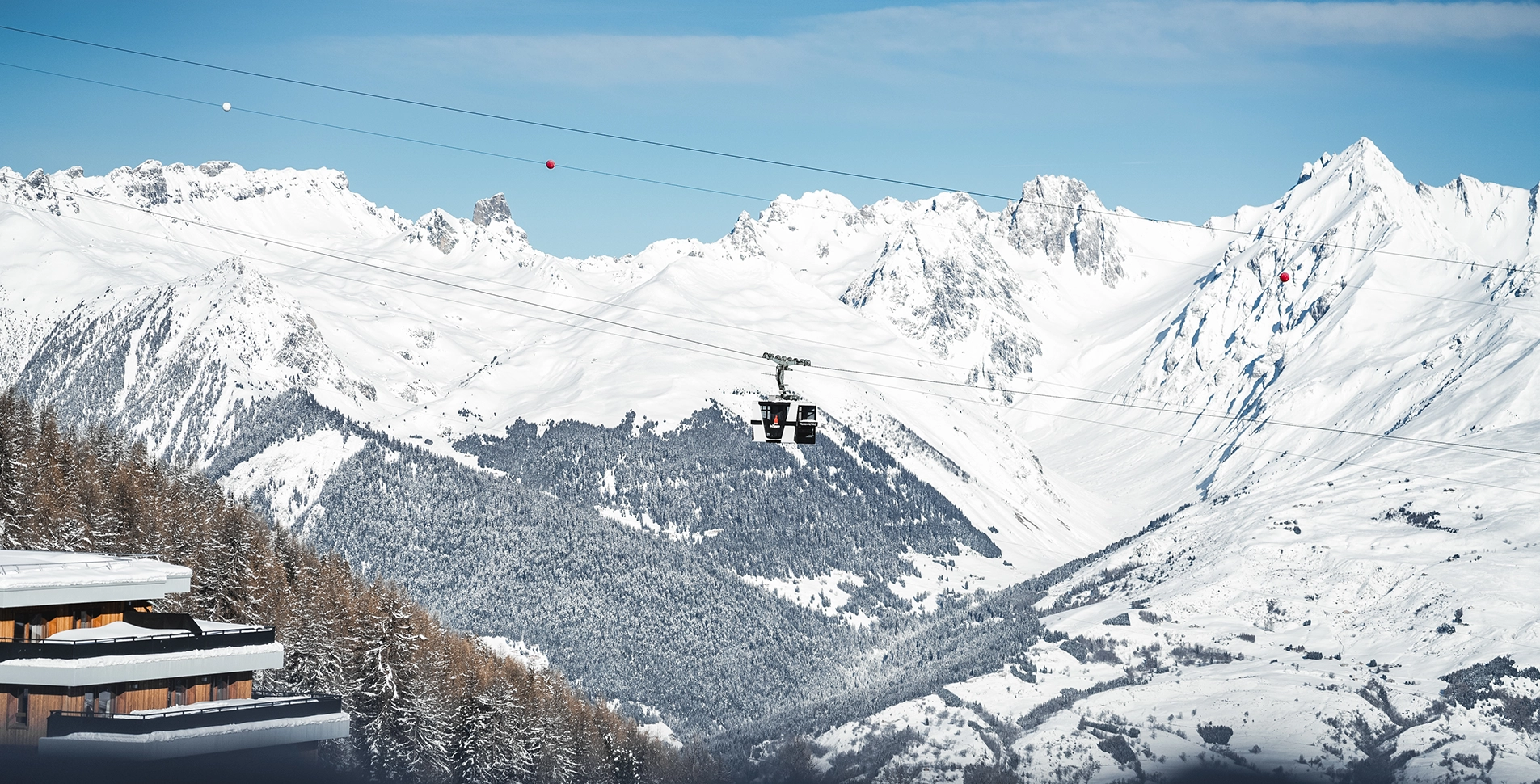 Montagne sous la neige à la plagne