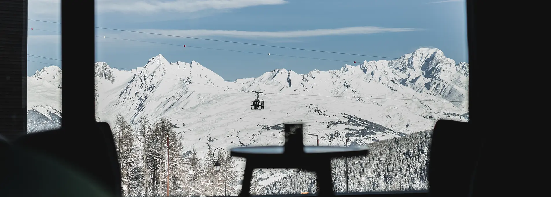 Bar et vue sur le Mont-Blanc depuis l'Araucaria Hôtel & Spa à la Plagne