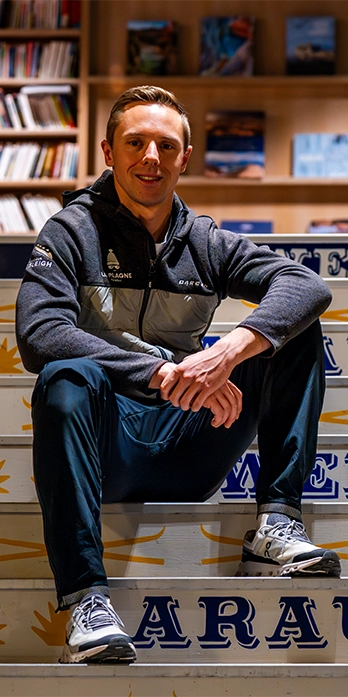 Lucas Defayet assis sur les marches du hall de l'hôtel Araucaria