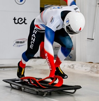 Lucas Defayet lors de la poussée au départ d'une course