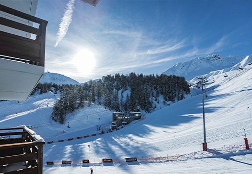 femme qui prend en photo la montagne à la plagne