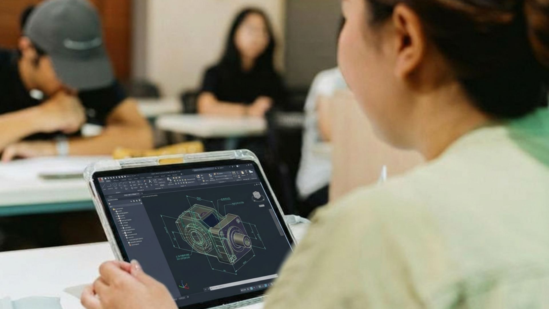 Lernende arbeitet im überbetrieblichen Kurs mit CAD-Software am Tablet