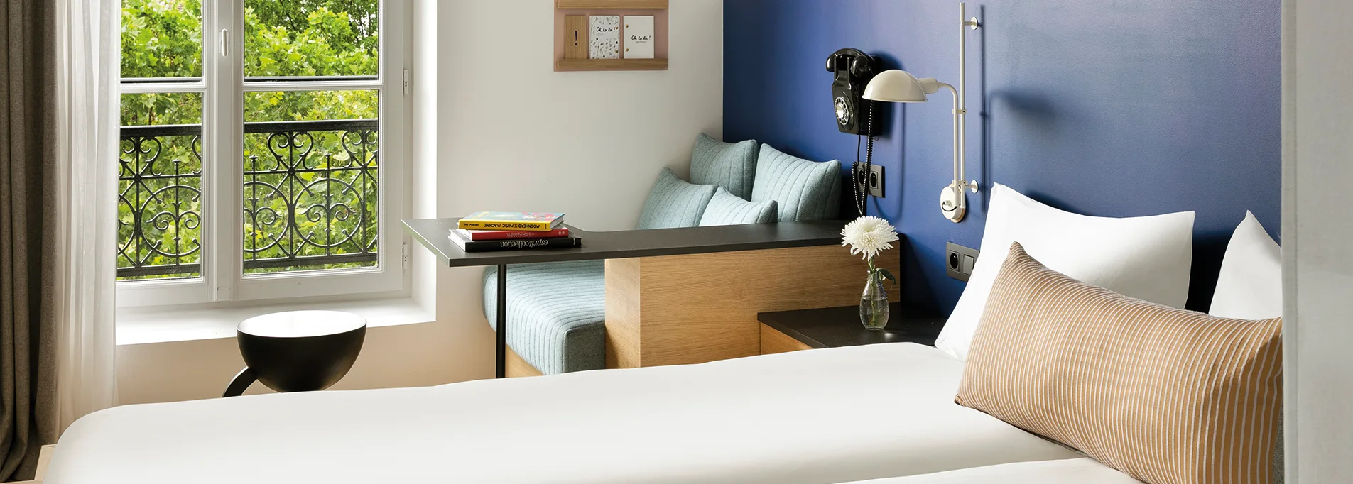 Chambre triple vue sur le lit et le fauteuil