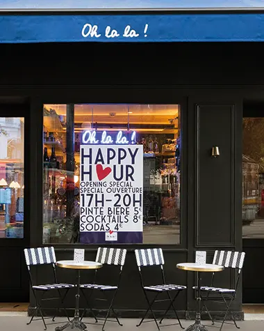 Façade du bar et hôtel Oh la la à paris avec sa terrasse