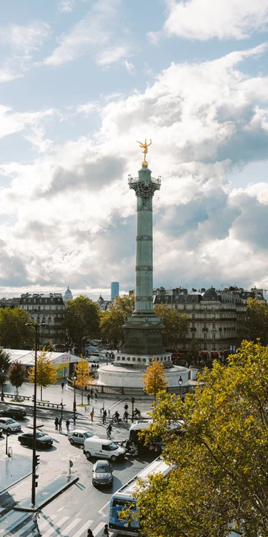 Façade de l'hôtel avec table sur la terrasse