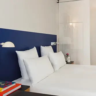 Chambre vue salle de bain