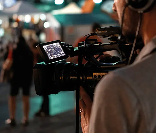Cameraman sur un tournage à Paris