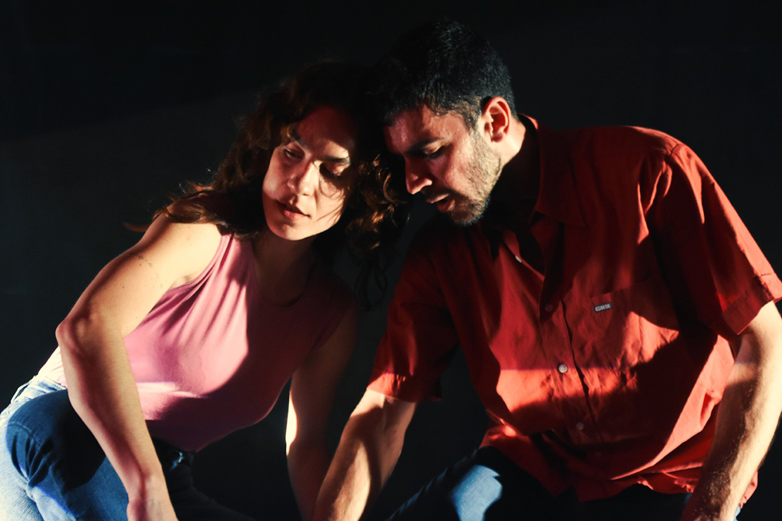 Obra de danza contemporánea 200 tirones, sus intérpretes en sala o teatro