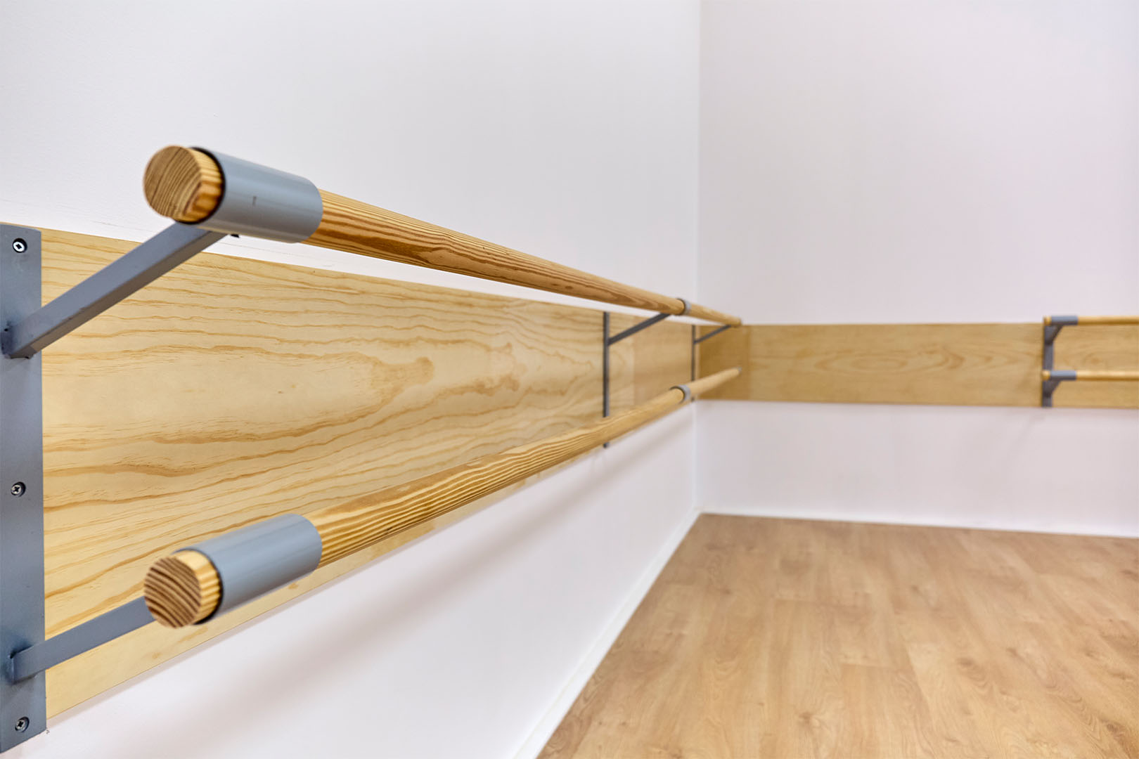 detalle de barras de danza clásica en aula de 'el estudio'