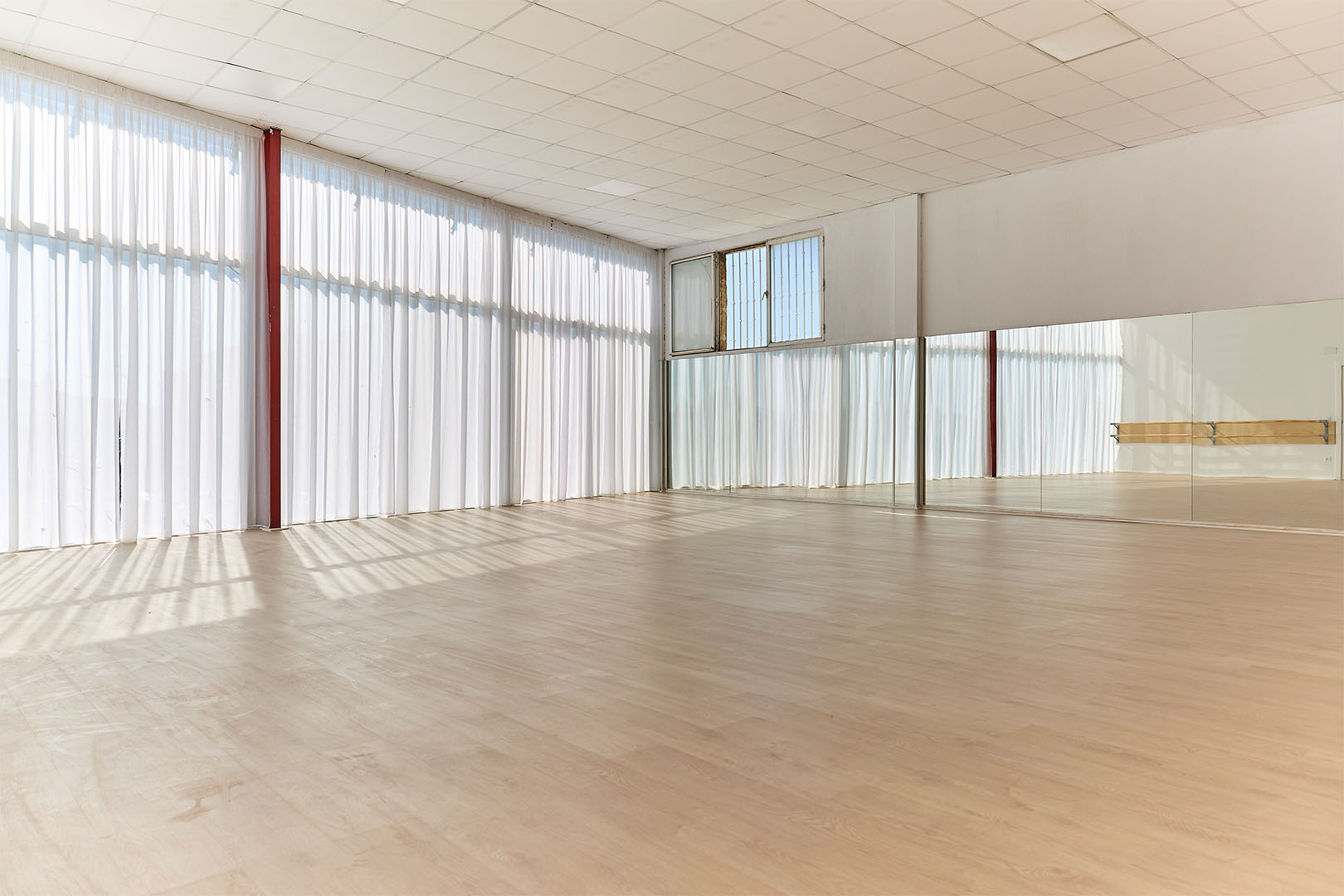 sala diáfana con luz natural perteneciente al espacio de creación, danza y movimiento 'el estudio'