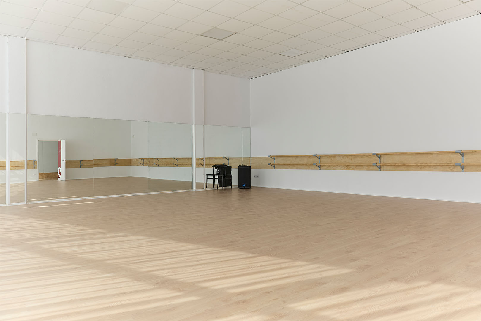 fotografía de sala polivalente de danza y creación, de 'el estudio', sala con espejos y barras