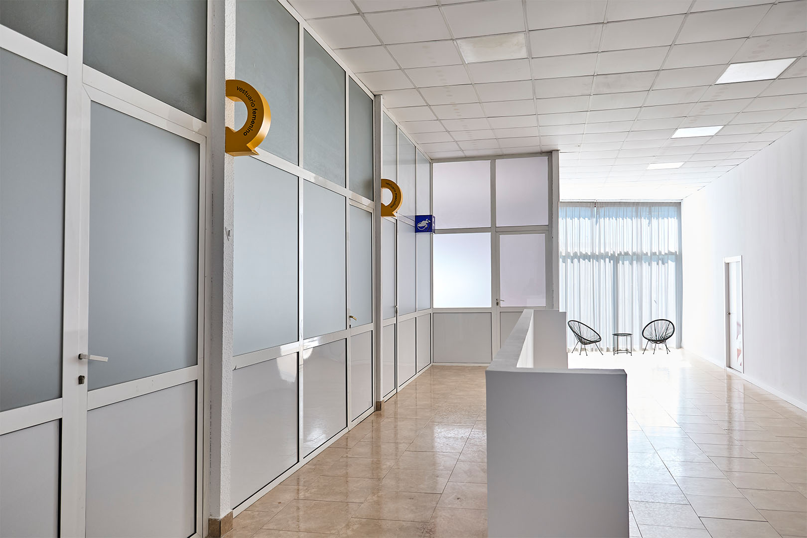 instalaciones de el estudio, pasillo con diferentes salas, luz natural, espacio diáfano