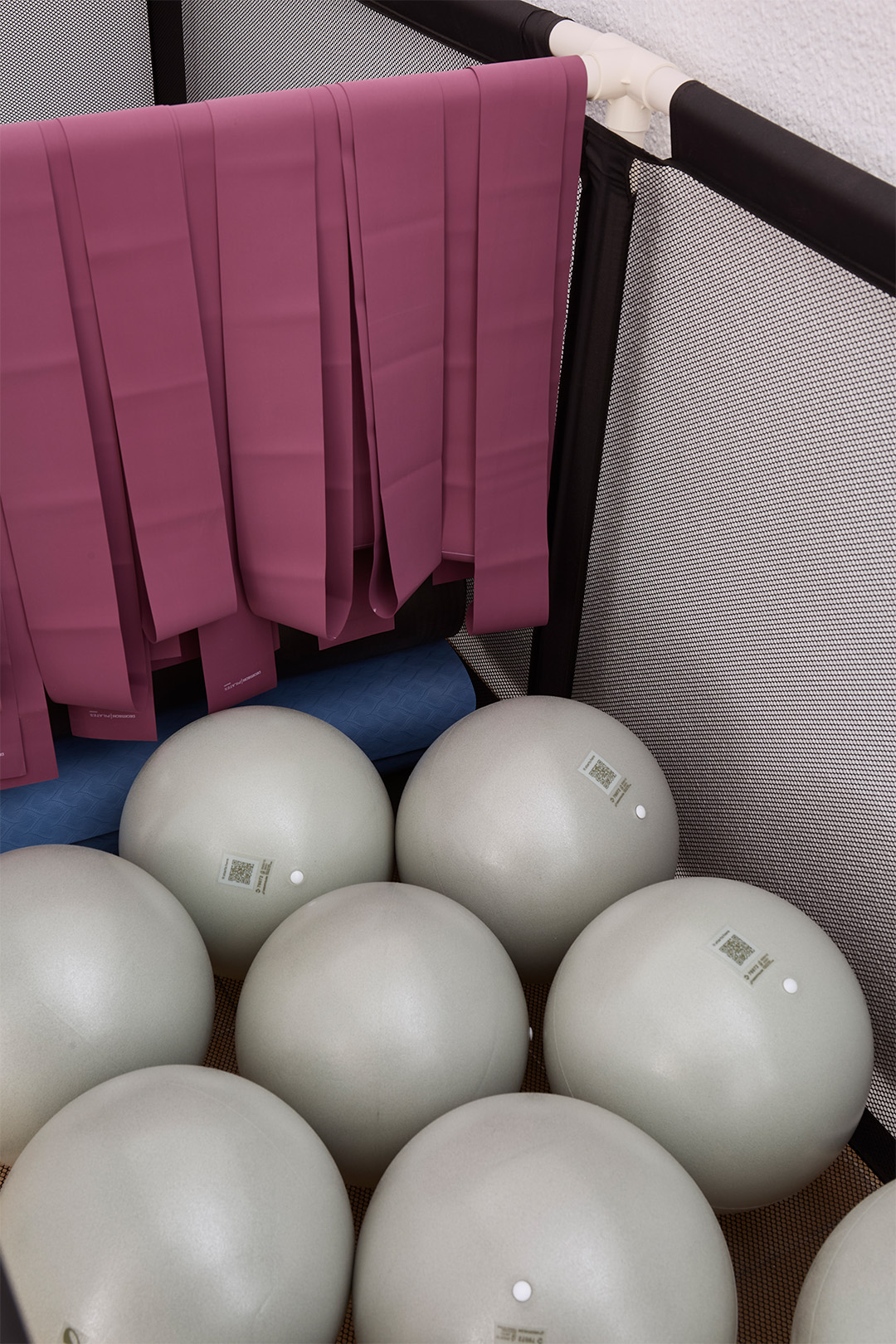 detalle de material de danza y pilates en escuela 