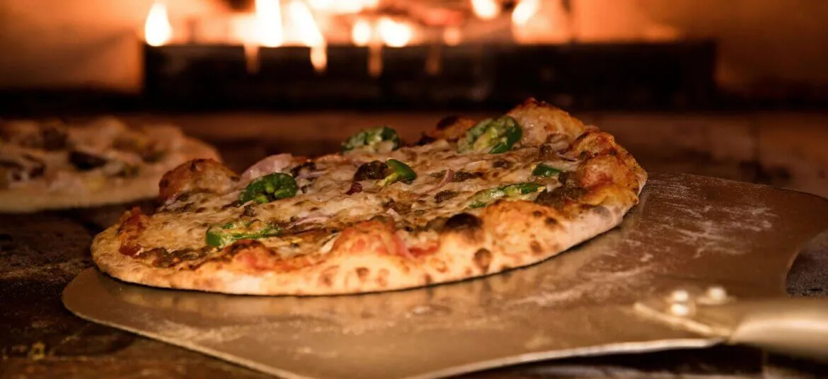 Pizza die frisch aus dem Ofen kommt