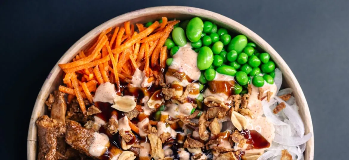 Gefüllte Bowl mit Edamame, Möhren und Hähnchen