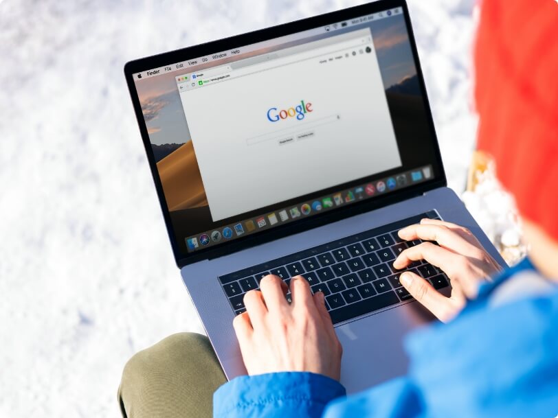 Mensch am Laptop hat Google offen