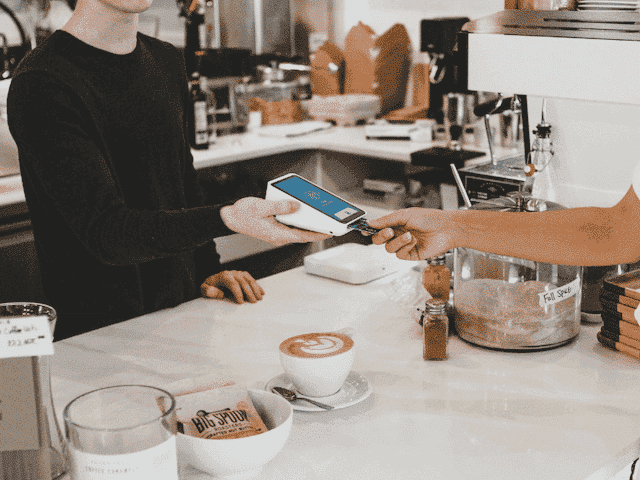 Trinkgeld in der Gastronomie: Wann muss es versteuert werden – und wie lässt sich mehr generieren?