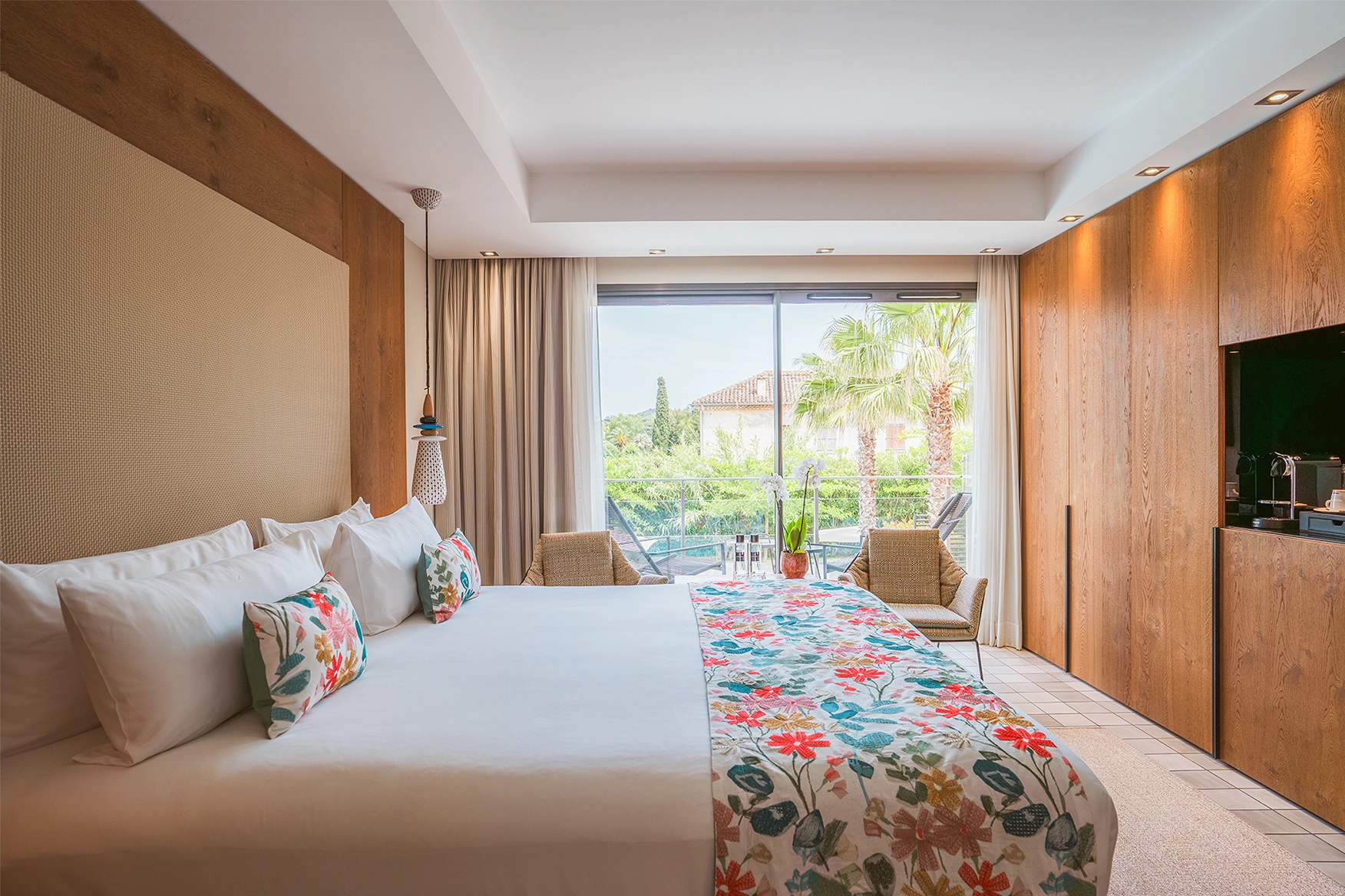 Suite au design Wood avec grands dressings en bois naturel, vue sur jardin méditerranéen et ambiance chaleureuse contemporaine.