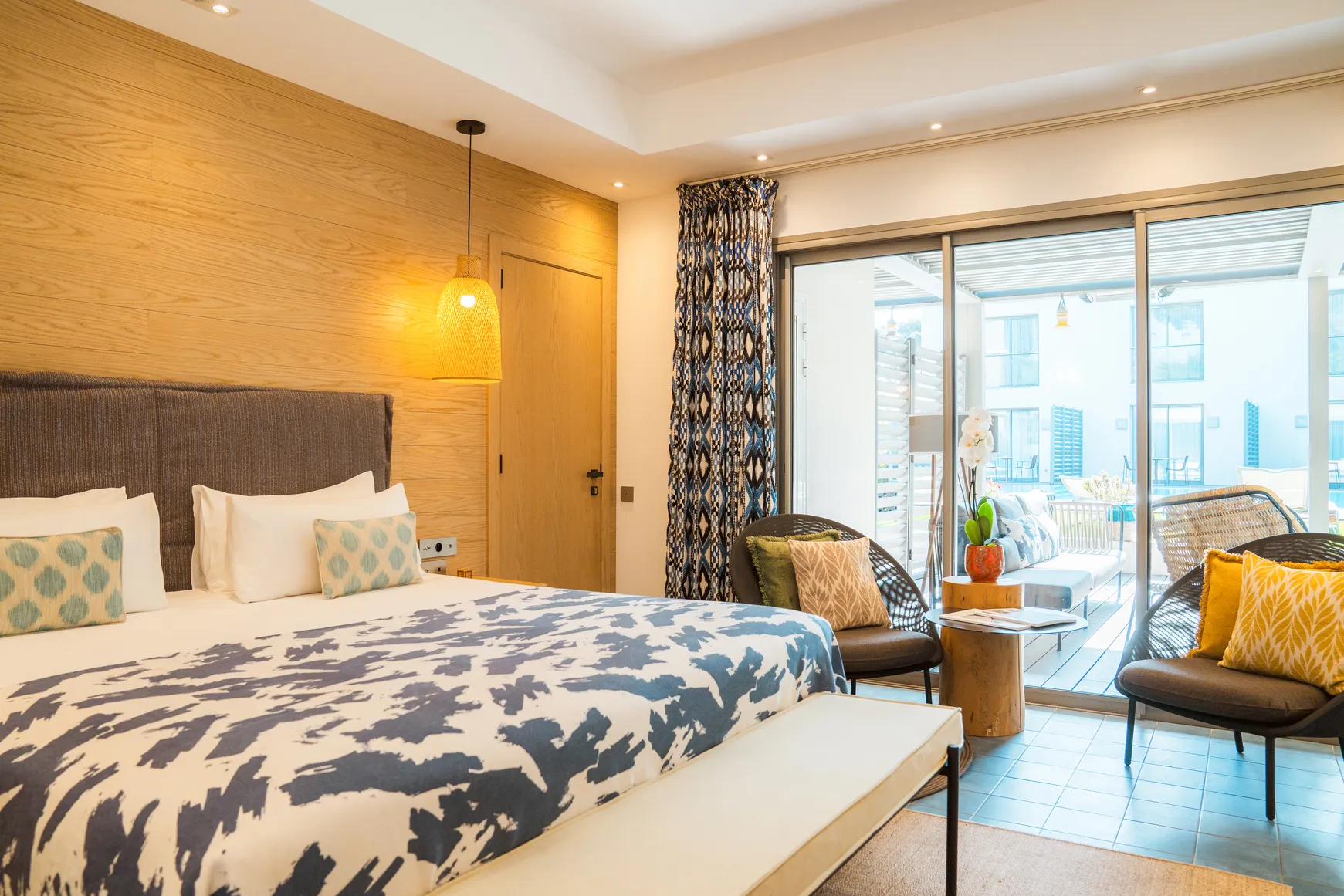 Chambre double Prestige Ibiza avec deux lits simples, mobilier moderne et vue sur le jardin.