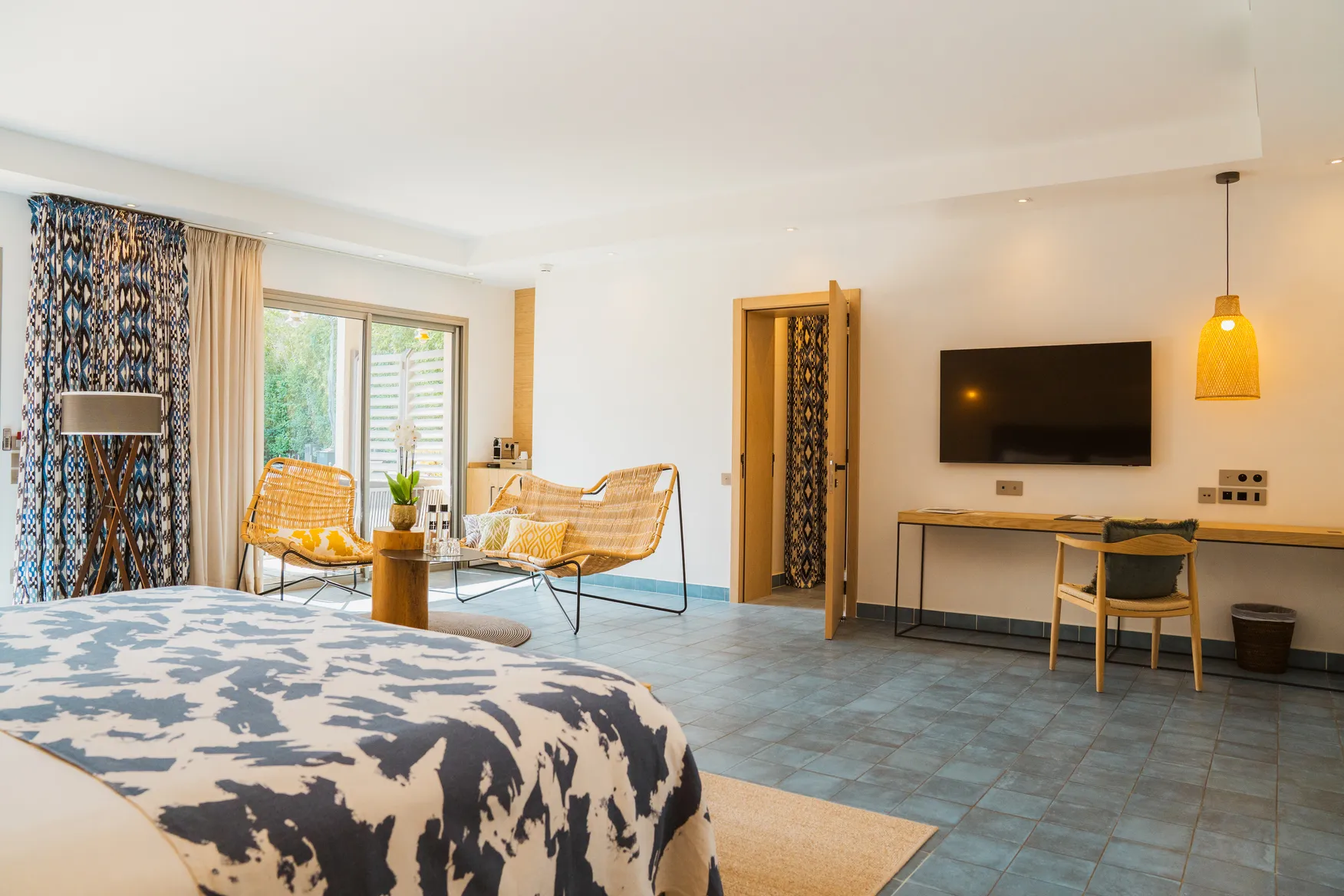 Junior Ibiza au design Ibiza avec sol bleu azur, mobilier en bois clair et coin bureau épuré pour un séjour de luxe.