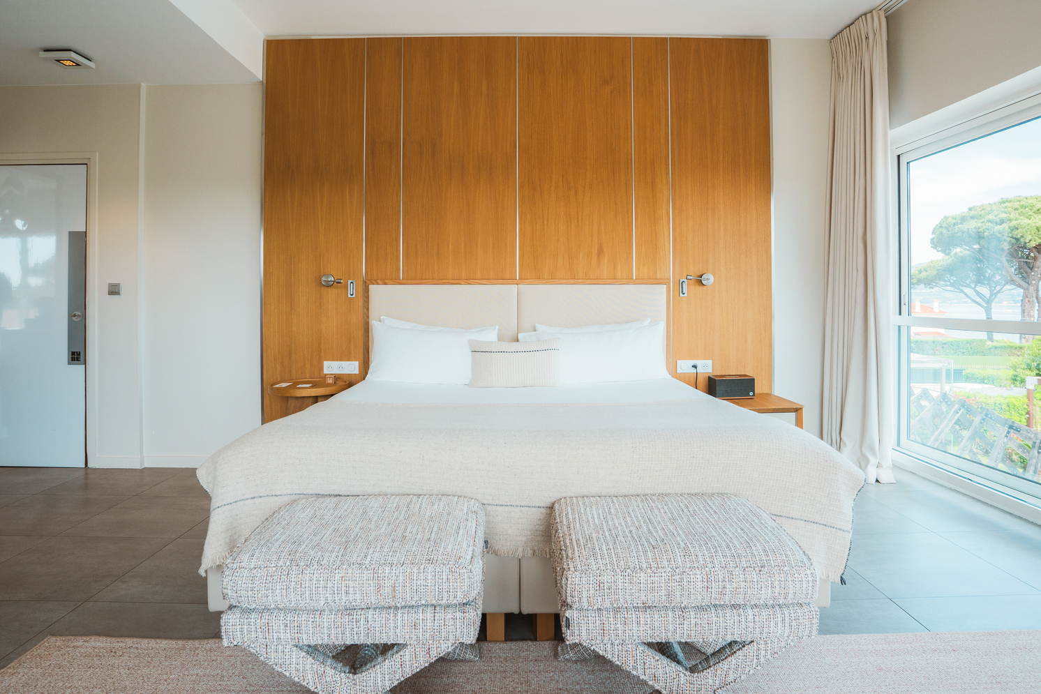 hambre Junior Naturel avec tête de lit monumentale en bois massif, literie blanche épurée et ambiance zen méditerranéenne.