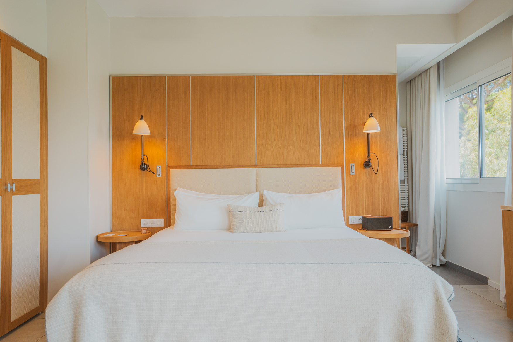 Prestige au design naturel avec tête de lit monumentale en chêne clair, literie haut de gamme