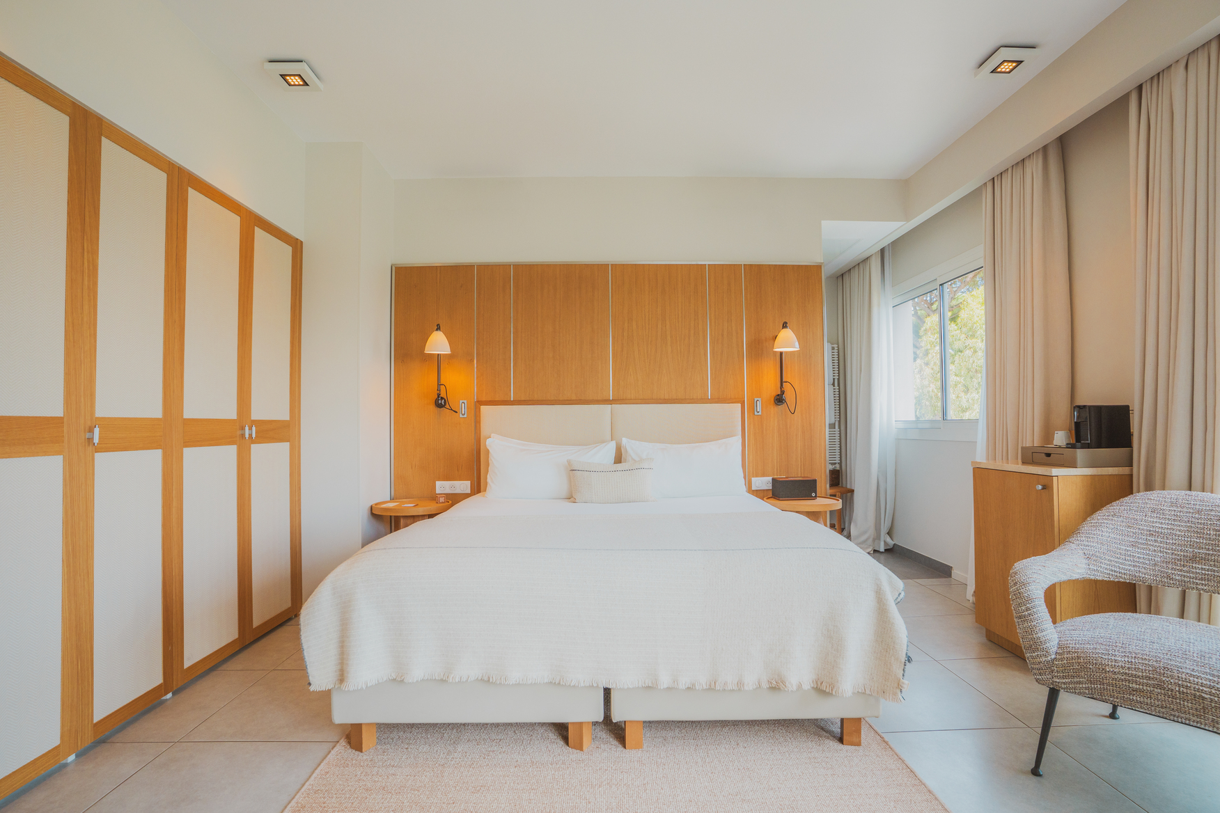 Prestige au design naturel avec tête de lit monumentale en chêne clair, literie haut de gamme