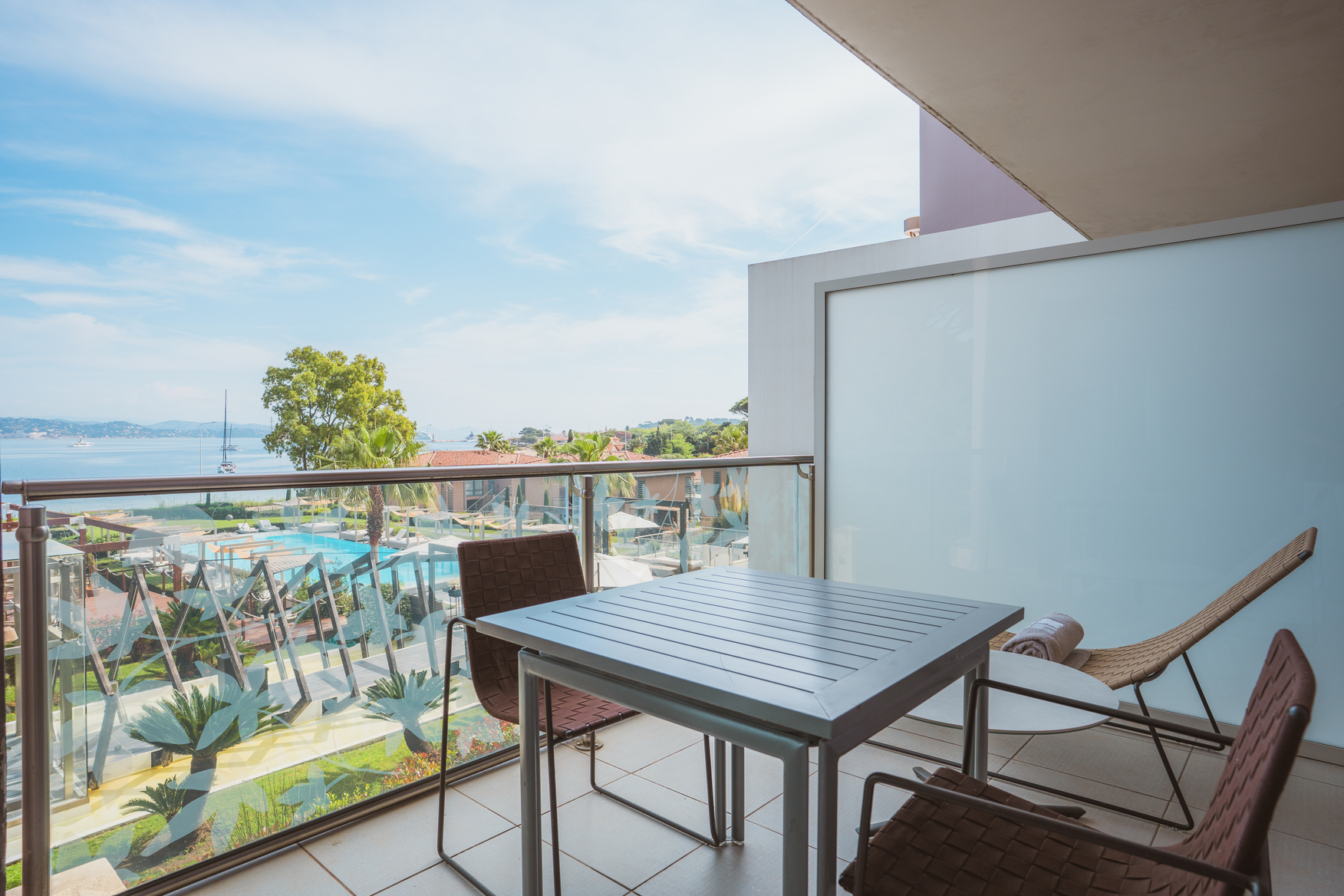 Balcon de la chambre Prestige Naturel Sea à l'Hôtel Kube Saint-Tropez, avec mobilier de terrasse design et vue sur la piscine et le Golfe de Saint-Tropez.
