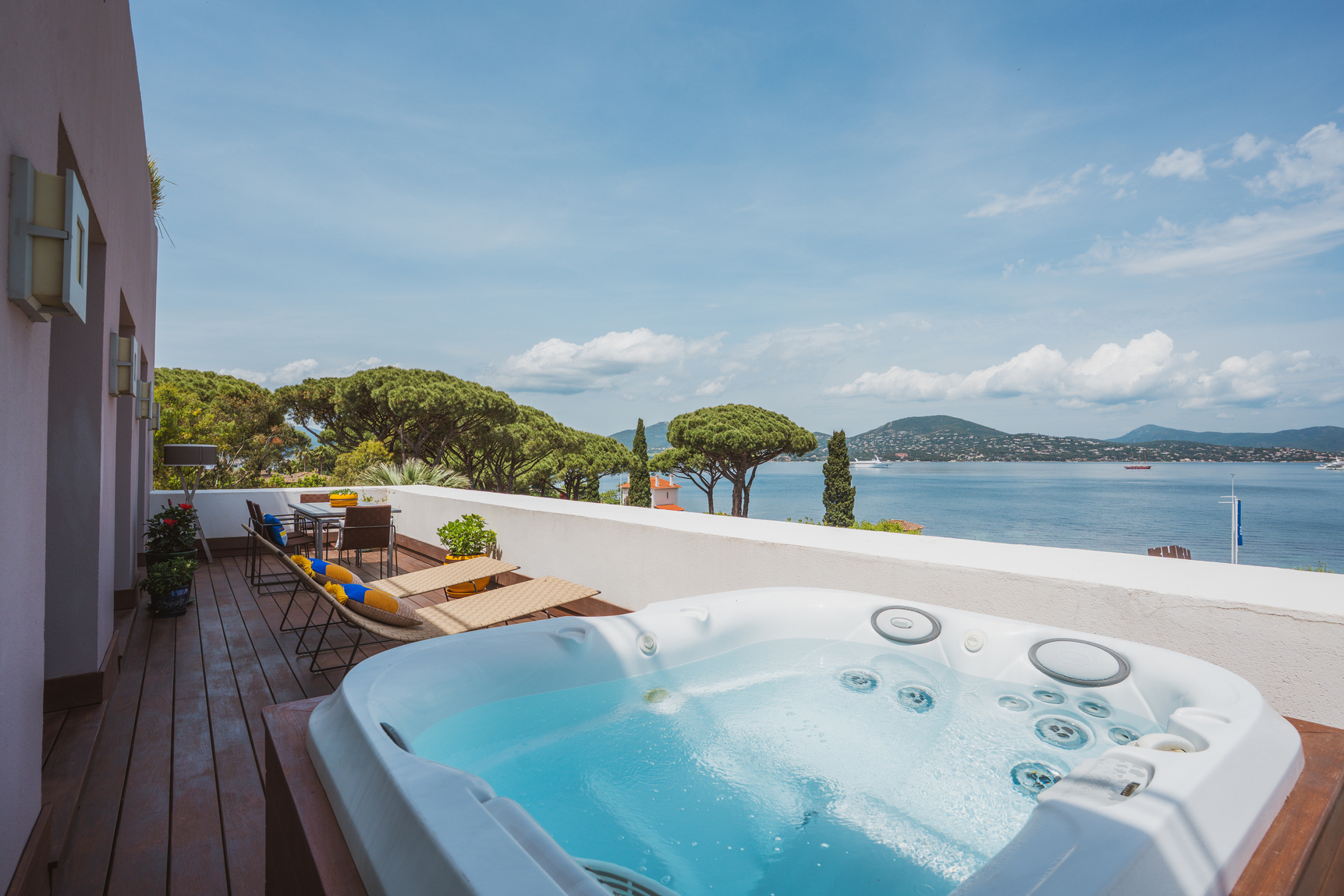 Salle de bain de standing avec double vasque totem, miroirs ronds design et douche à l'italienne moderne.