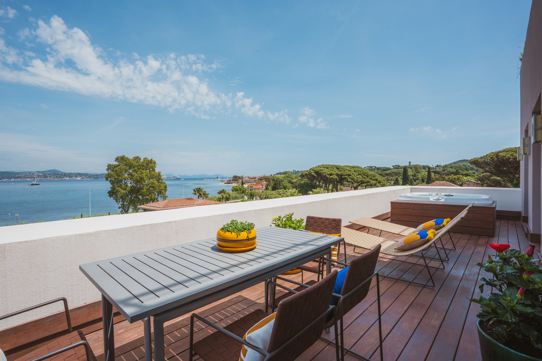 Terrasse privée de la Suite Spa avec jacuzzi extérieur, bains de soleil et vue panoramique imprenable sur le littoral méditerranéen.