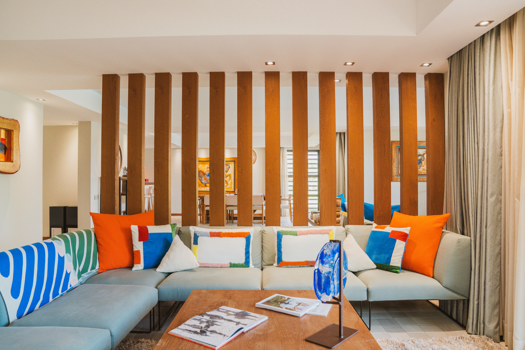 Salon privé au sein de la suite Wood avec canapé confortable, tables basses en bois et luminaire d'ambiance.