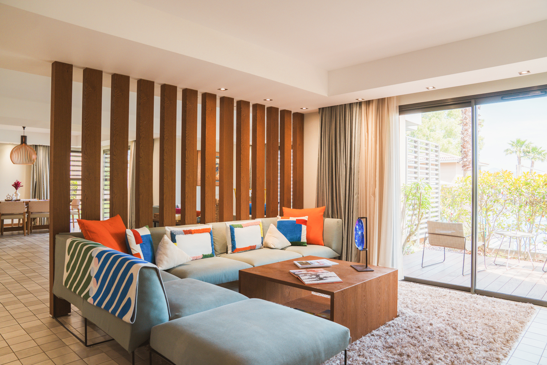 Perspective lumineuse d'une suite Wood mettant en avant le volume de la pièce et la noblesse des matériaux naturels.