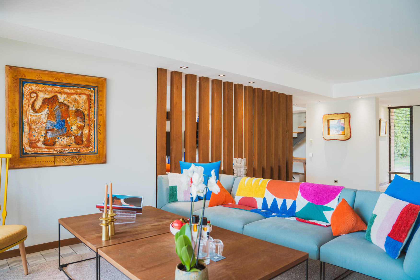 Salon privé au sein de la suite Wood avec canapé confortable, tables basses en bois et luminaire d'ambiance.