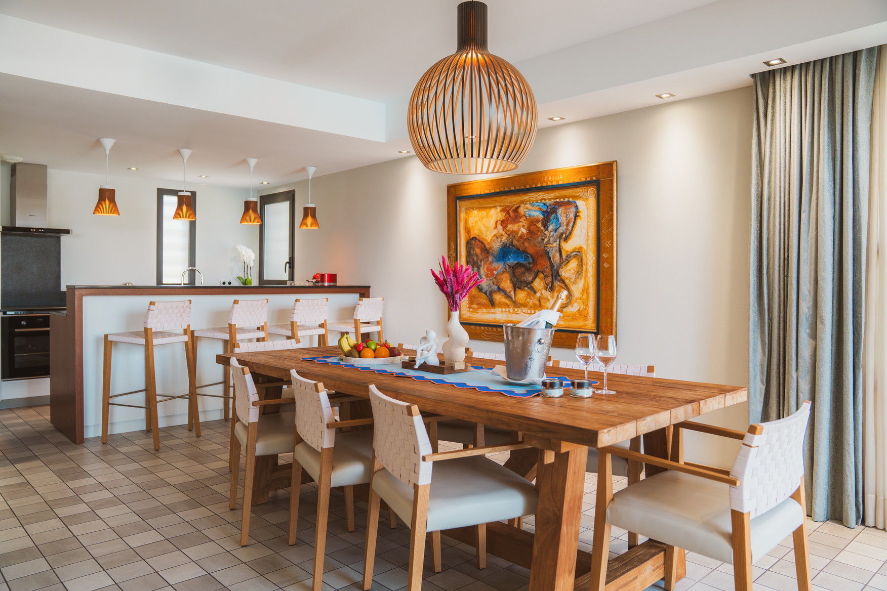 Salon privé au sein de la suite Wood avec canapé confortable, tables basses en bois et luminaire d'ambiance.