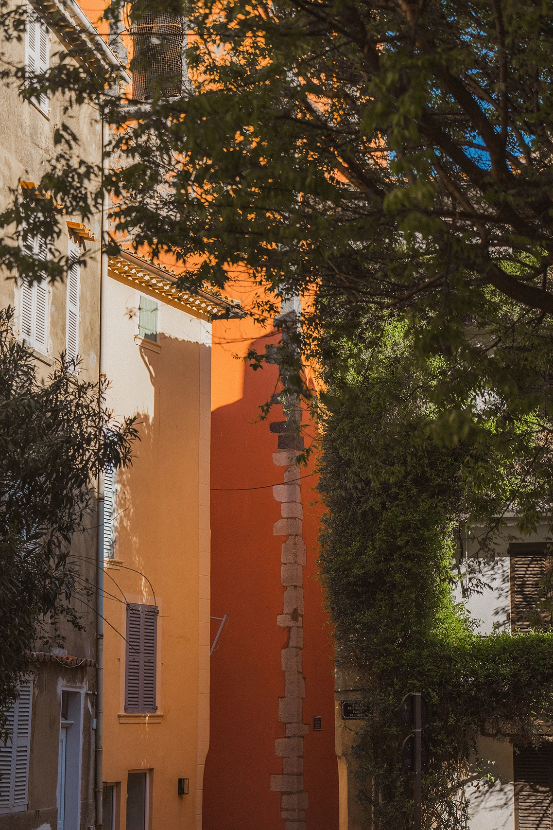 Architecture typique provençale avec végétation luxuriante et jeux d'ombre au cœur du village de Saint-Tropez.