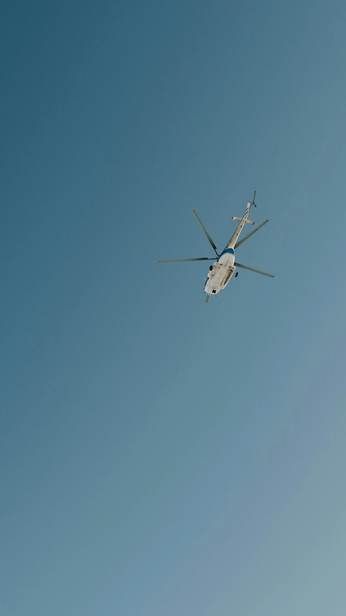 Vue aérienne panoramique de la presqu'île de Saint-Tropez et des eaux turquoise de la Méditerranée lors d'un survol en hélicoptère.