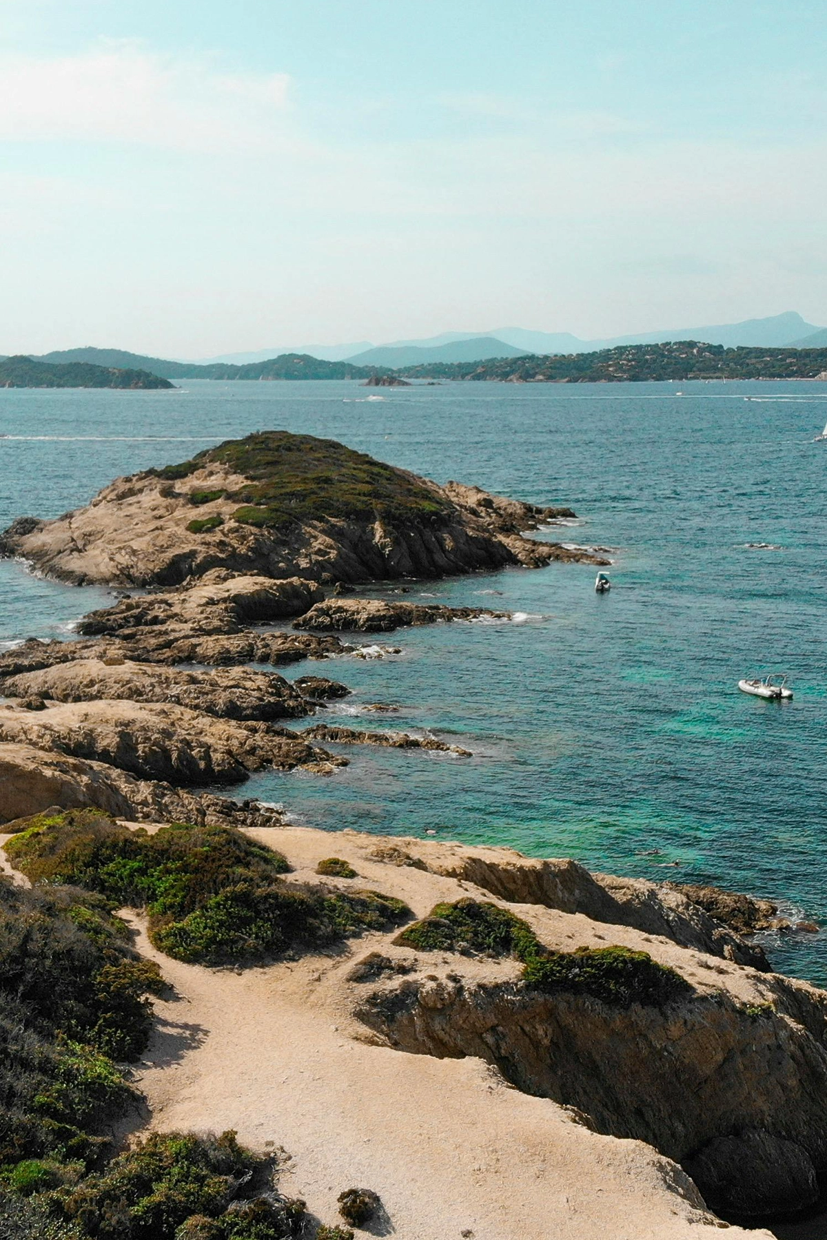 Sentier de randonnée sur le littoral de Saint-Tropez offrant une vue imprenable sur les criques et la mer Méditerranée.